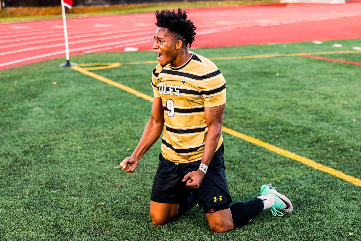 𝐌𝐨𝐫𝐞 𝐡𝐢𝐬𝐭𝐨𝐫𝐲 𝐢𝐧 𝐂𝐡𝐢𝐜𝐚𝐠𝐨!

<a href="/StOlafMSOC/">St. Olaf Men’s Soccer</a> got a late goal from Hakeem Morgan to advance to the national semifinals for the first time in program history with a 2-1 come-from-behind win over UChicago!

RECAP: athletics.stolaf.edu/news/2023/11/1…

#UmYahYah | #OlePride | #d3soc