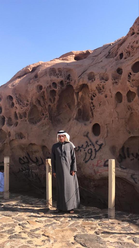 h_hamadh's tweet photo. #صخرة_عنترة_عيون_الجواء_القصيم
في٣١-١٢-٢٠١٨م م كانت زيارتي الأولى لصخرةعنترة  بمحافظة عيون الجواء بالقصيم.هذه الصخرة الأثريةالعظيمة التي عرفت باسم فارس العرب الشهيرعنترة العبسي.من المؤسف أن هناك من العابثين من شوّه هذه الصخرة ببعض الكتابات مماجعل بلديةالمنطقة تسورها للحفاظ عليها. https://t.co/LTHk8yO0py