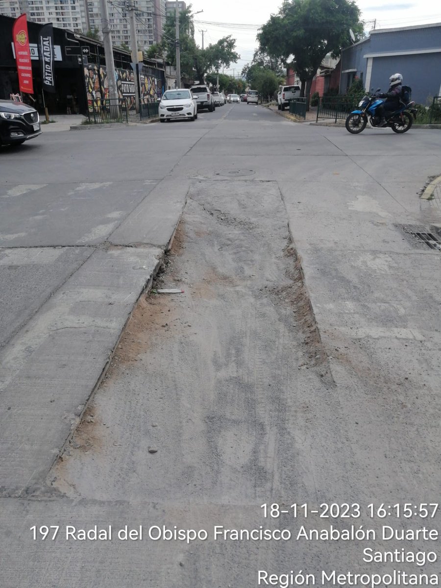 Carolin26048677's tweet photo. @aguas_andinas producto de sus trabajos inconclusos se está generando socabon y mi auto cayó produciendo daños. Llame a las 16:25 y aun no tengo respuesta auto recién entregado 😢🫠 https://t.co/ENYYUPeCio
