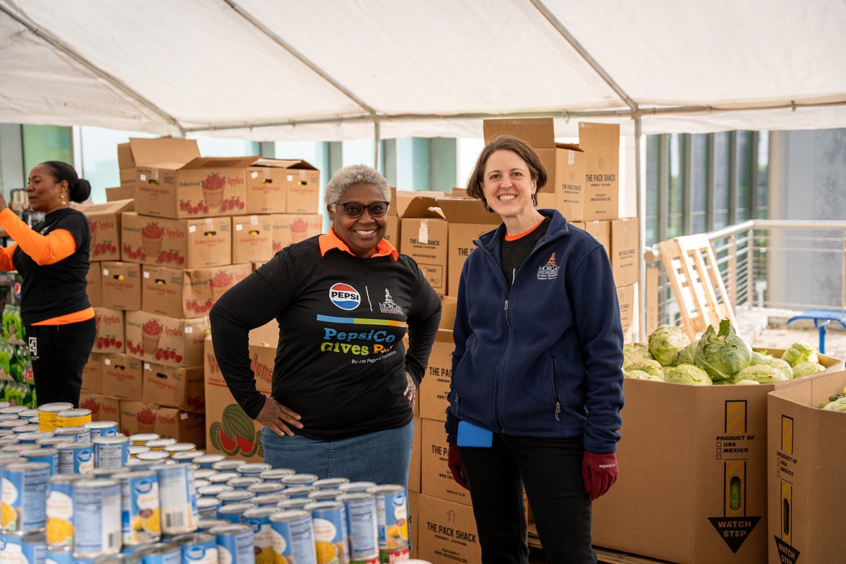 Msu_food's tweet photo. A heartfelt THANK YOU to our amazing sponsors, dedicated volunteers, and everyone who joined us at The FRC's block party/produce drop yesterday!
Your support made our Thanksgiving meal distribution a resounding success.
#wegoturbag https://t.co/GAZZ1SHPHv