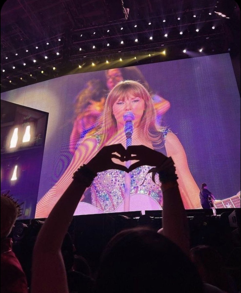 mjakgae's tweet photo. we love you taylor, we love you so so so much #WeLoveYouTaylor https://t.co/tFD48Utxzh