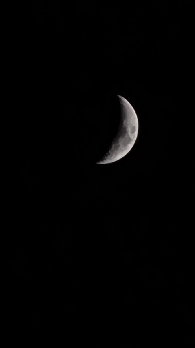 Enrc76's tweet photo. “Stanotte non posso” disse la #LUNA a Saturno. “Sono nel massimo del mio splendore e sto organizzando una sessione di terapia di gruppo con 7 miliardi di persone”. https://t.co/D90W2GdT33