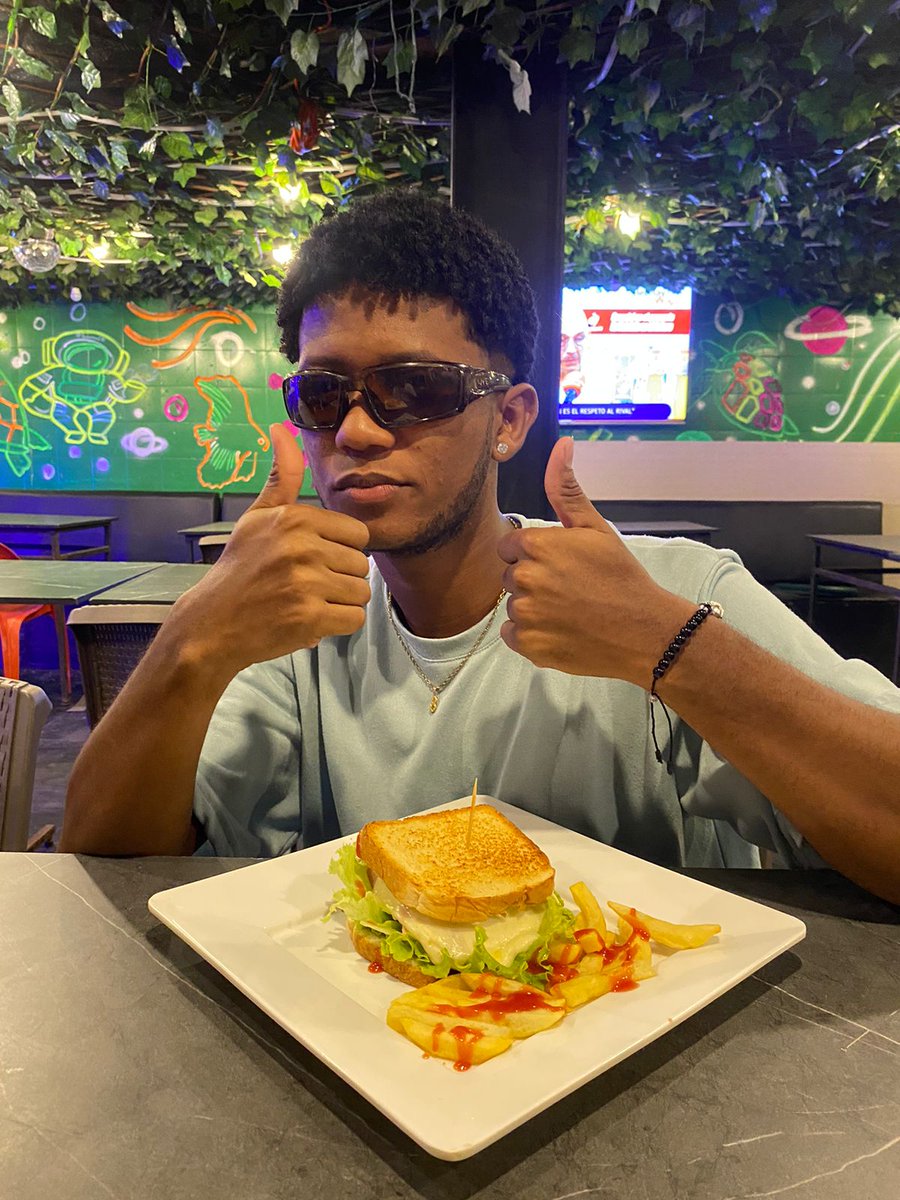GenesDiaz1's tweet photo. 🥪 https://t.co/Uw4MYEmG8g