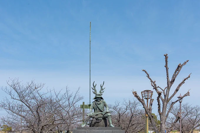 岡崎、桑名、大多喜の本多忠勝像は、いずれも有名な鹿角脇立兜と黒糸威胴丸具足、大数珠を身にまとった姿で造形されている。常在戦場であった猛将の姿を表すと同時に、むしろ甲冑こそが本多忠勝のアイコンとなっているように思う。