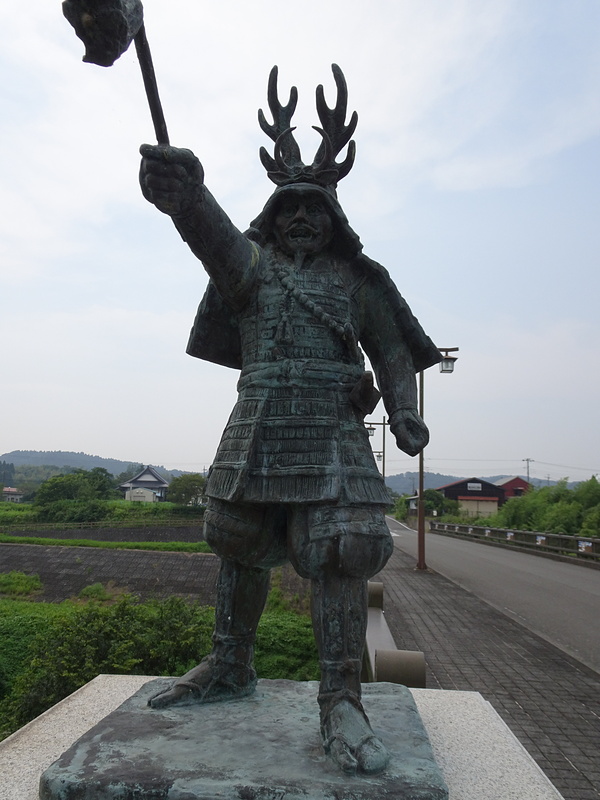 「岡崎、桑名、大多喜の本多忠勝像は、いずれも有名な鹿角脇立兜と黒糸威胴丸具足、大数」|Watanabeのイラスト