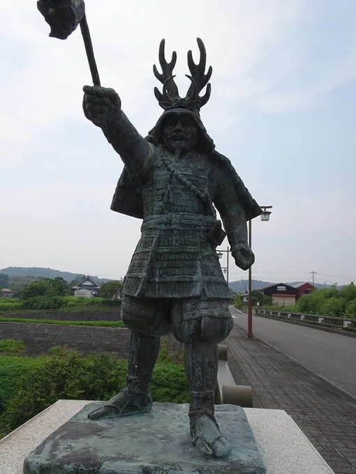 岡崎、桑名、大多喜の本多忠勝像は、いずれも有名な鹿角脇立兜と黒糸威胴丸具足、大数珠を身にまとった姿で造形されている。常在戦場であった猛将の姿を表すと同時に、むしろ甲冑こそが本多忠勝のアイコンとなっているように思う。