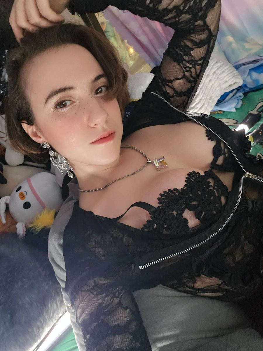 It's Saturday! Ready to hang out? I'm live now on C.B. Link below~