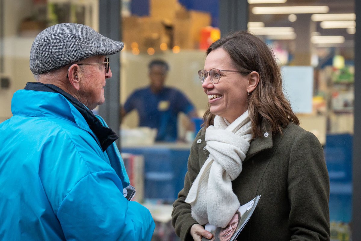 Mooie campagnedag, Nederland kleurt blauw - met en zonder buienradar! 😅Eerste halte in #Veenendaal. Veel mensen gesproken die met geloof hun stem gaan geven aan <a href="/christenunie/">ChristenUnie</a>! Fijne ontmoetingen, ondanks de regen, goede aanmoedigingen voor christelijk sociale politiek. 😁💪💙