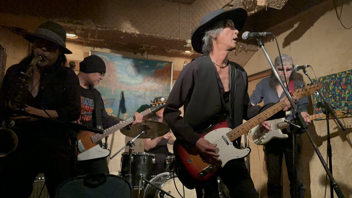 avocado_tororin's tweet image. 国立『地球屋』にて
ZERO ZONE＆石井明夫CRAWLERのライブはサイコーだった❣️
この2組を一緒に堪能できるって幸せ過ぎる💞
次はいつかなぁ？
#国立地球屋
#ZEROZONE
#石井明夫CRAWLER