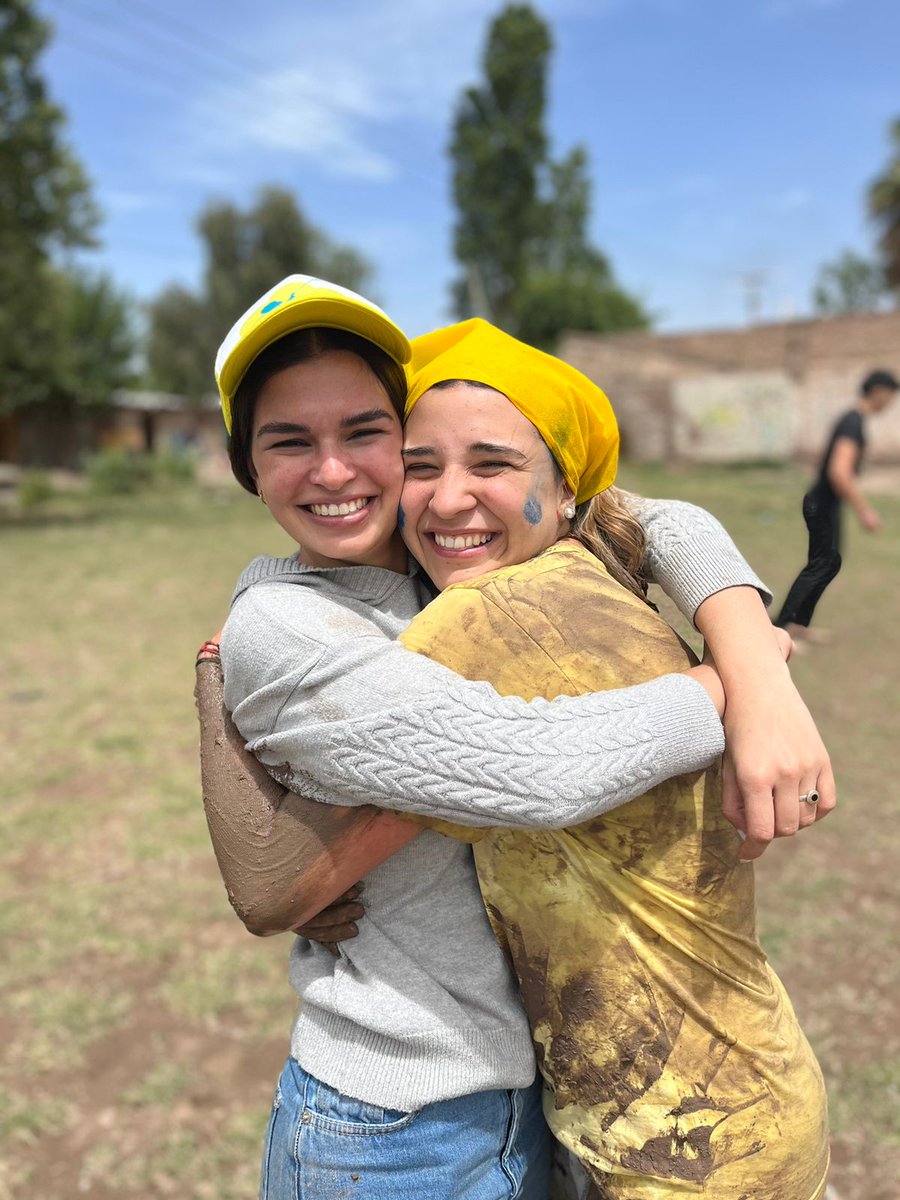 ¡Construir una sociedad más digna se ve mas o menos así, las sonrisas lo dicen todo! 😁❤️

Buen sábado 💫