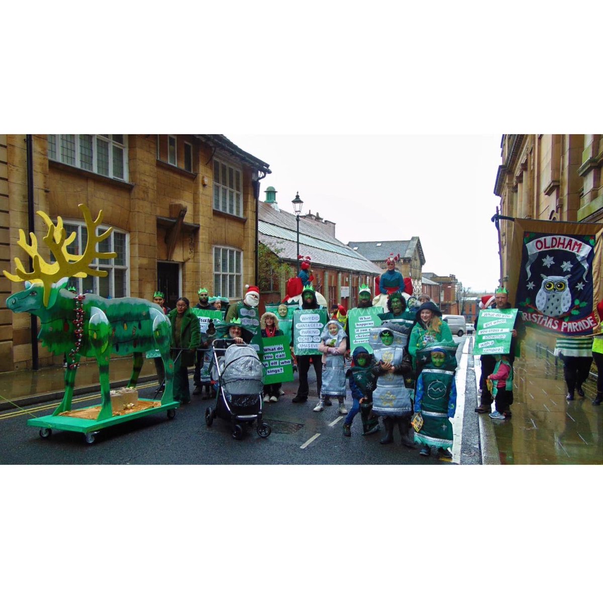 MenDadly's tweet photo. Oldham’s Christmas Parade! 🎄💚⭐️ https://t.co/YHZ7cFmT8W
