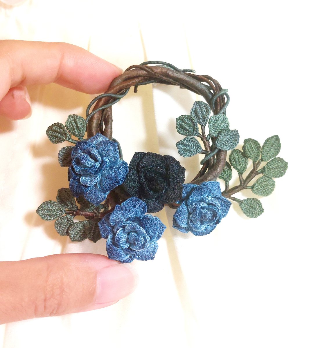 cherry87505839's tweet photo. **
@Lunar_h 先生の編み図から作った薔薇のブローチです。

赤と青で迷いに迷って青になりました。

以前つくった黄色の色違い。

大変すぎて2度と作らないだろうな…と思っていた私はきっとニセモノ
** https://t.co/g1K64NHrkB