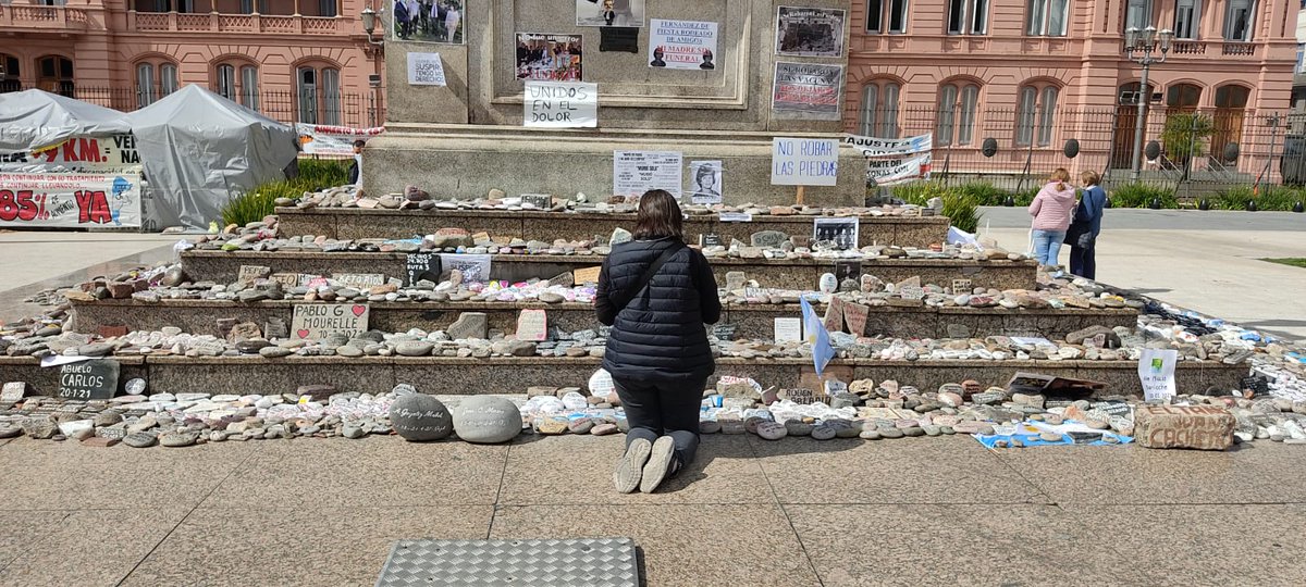 animartino's tweet photo. No te olvides que Massa se vacunó junto a toda su familia mucho antes que todos ellos.
Hay mamás embarazadas  entre esas piedras. Quienes tal vez se hubieran salvado?
Nunca lo sabremos.
Por favor, no votes eso. https://t.co/7PriBQONCZ