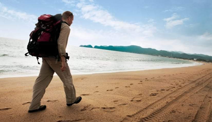 كم تحتاج من الوقت لقطع مسافة سنة ضوئية مشياً على الأقدام ؟
أولا نحسب متوسط سرعة مشي الإنسان وهي 12.5 دقيقة لكل 1كم (1.5متر للثانية) والسنة الضوئية تبلغ 9,460,730,472,580,800 متر لذا ستحتاج 221 مليون سنة لقطع تلك المسافة ويفترض أن تكون بدأت المسير قبل ظهور الديناصورات لكي تصل الآن