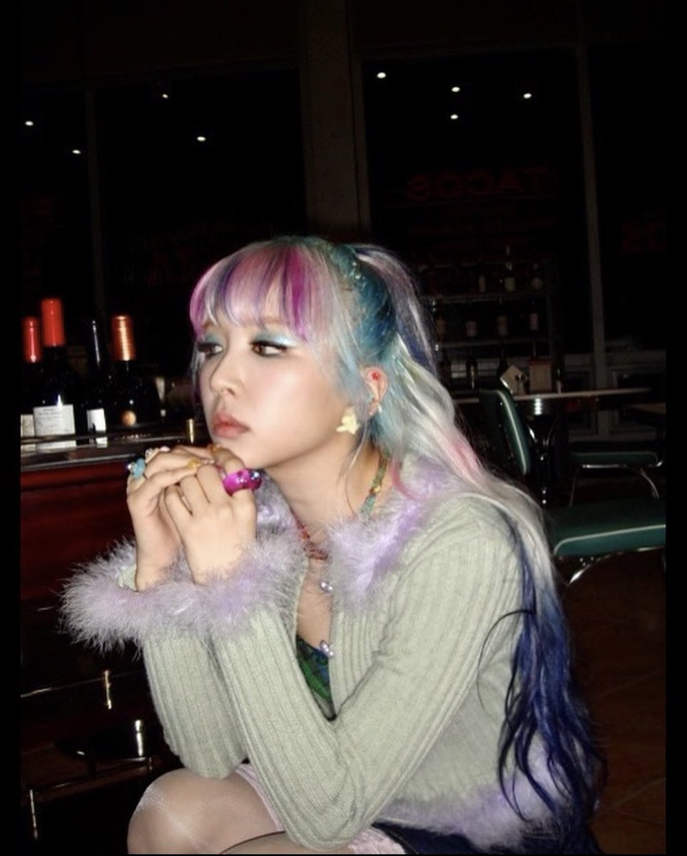 heckoffx's tweet photo. just bc i’m at work doesn’t mean i can’t look cute af #minosig https://t.co/8fpDmMJaY6