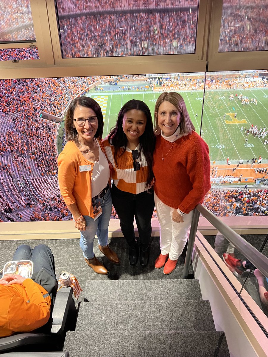 VOLNursingDEAN's tweet photo. An โฆ@UTKnoxvilleโฉ Torchbearer and Macebearer, the highest honor for a student and a faculty, in the โฆ@utknursingโฉ skybox today!! We are proud of our #VOLNurses โฆ@DondePlowmanโฉ https://t.co/kgXfOYjANn