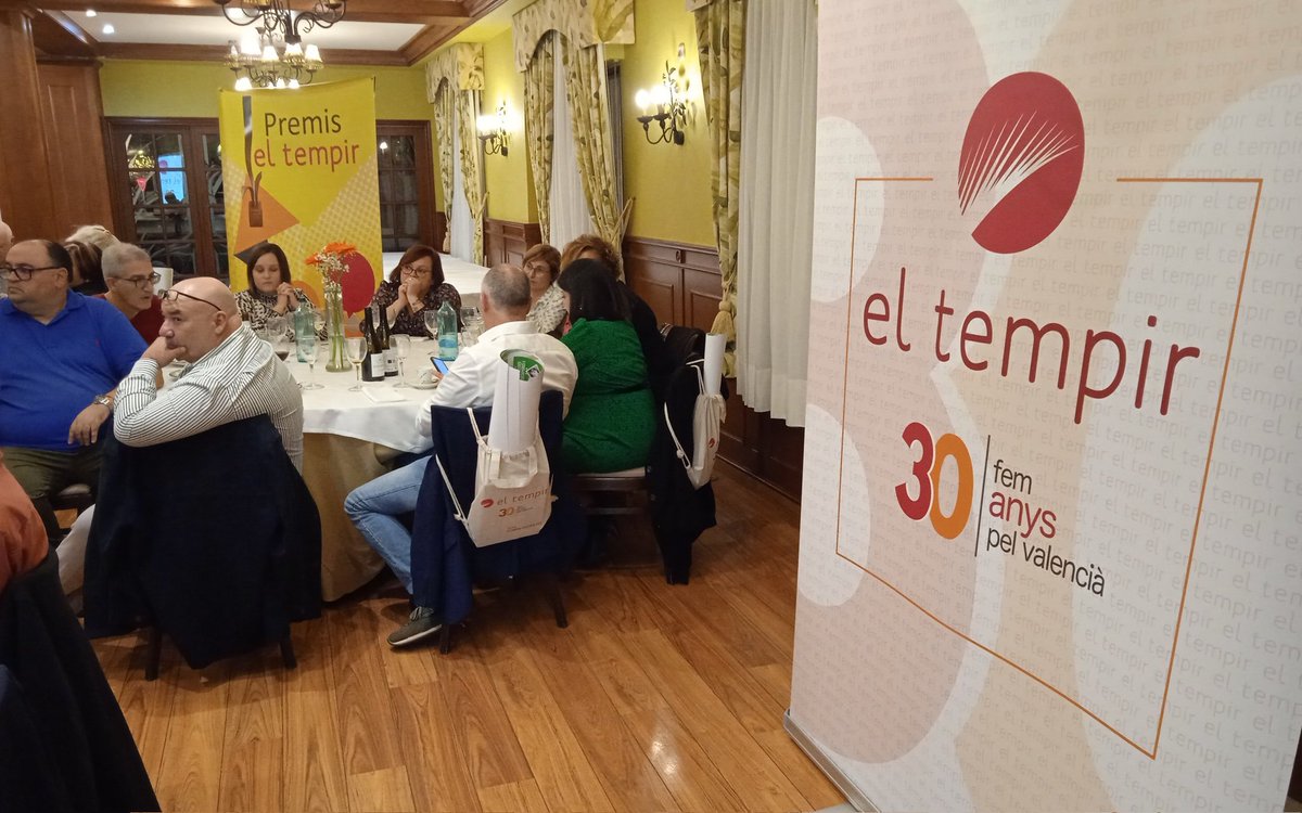 ElTempirdElx's tweet photo. Aprofitem també la cerimònia per a commemorar el 30é aniversari d'El Tempir! Un projecte que aspira a ser tan constructiu com els premiats d'aquesta nit. https://t.co/BMBCumvMVh