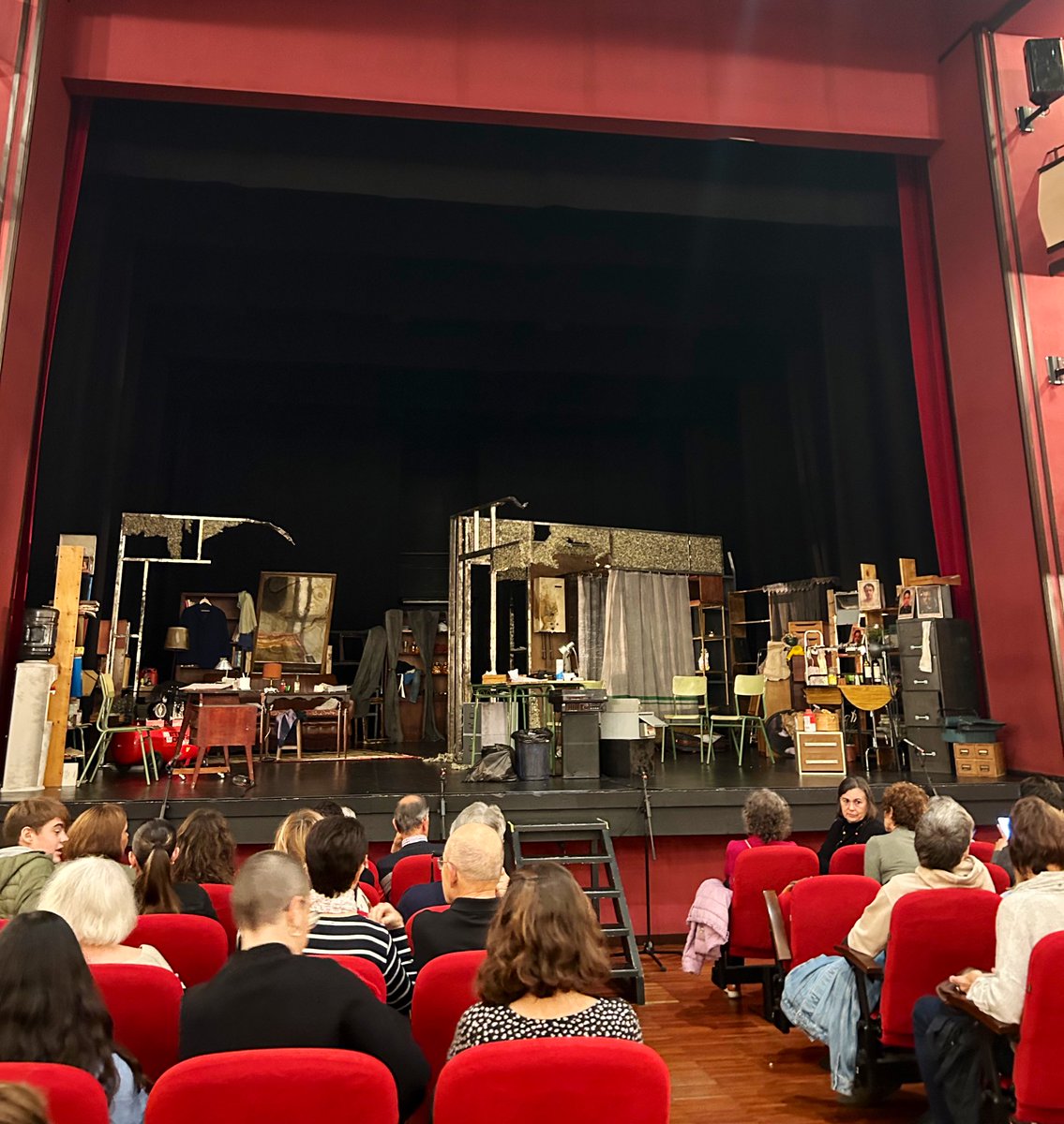 El treball que han fet @elejeteatre i Sergio Boris en “Euforia y Desazón” és una meravella. Una posada en escena diferent, hipnòtica i asfixiant sobre el sentit i el dolor del fracàs humà. <a href="/EscenaVilanova/">Escena Vilanova</a>