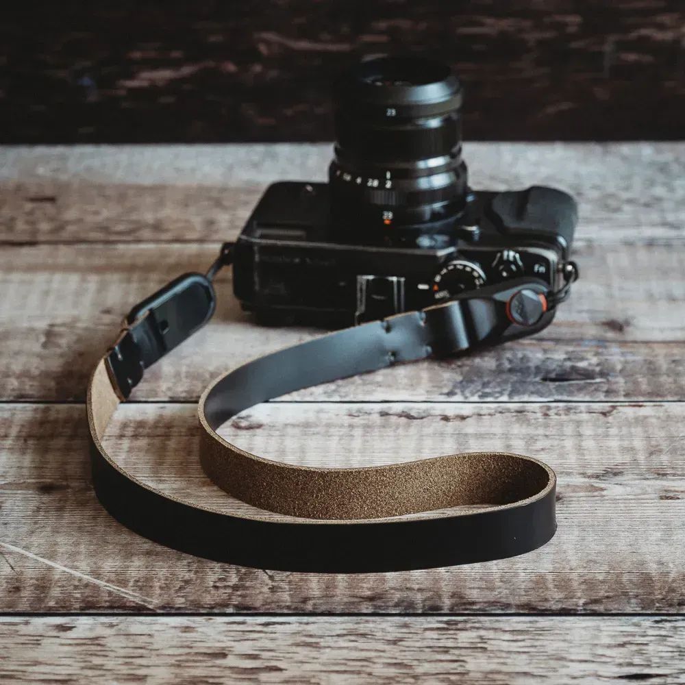 Our QR Anchor Neck Strap with Peak Design Anchors. Get in there now while stock exists! #photography #camerastrap #leicaM #fujifilm buff.ly/43TkZIT