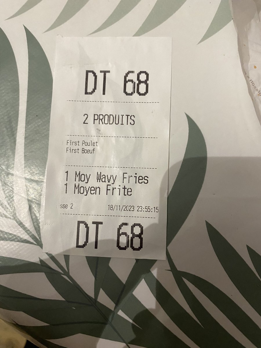 MarionDevil's tweet photo. Dis donc @McDonaldsFrance c’est un nouveau concept de vendre des McFirst poulet SANS poulet ?  
Une honte au prix où l’on paye !! https://t.co/V6so8Ov8gz