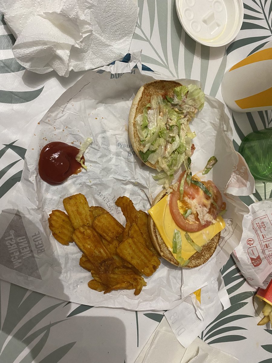 MarionDevil's tweet photo. Dis donc @McDonaldsFrance c’est un nouveau concept de vendre des McFirst poulet SANS poulet ?  
Une honte au prix où l’on paye !! https://t.co/V6so8Ov8gz