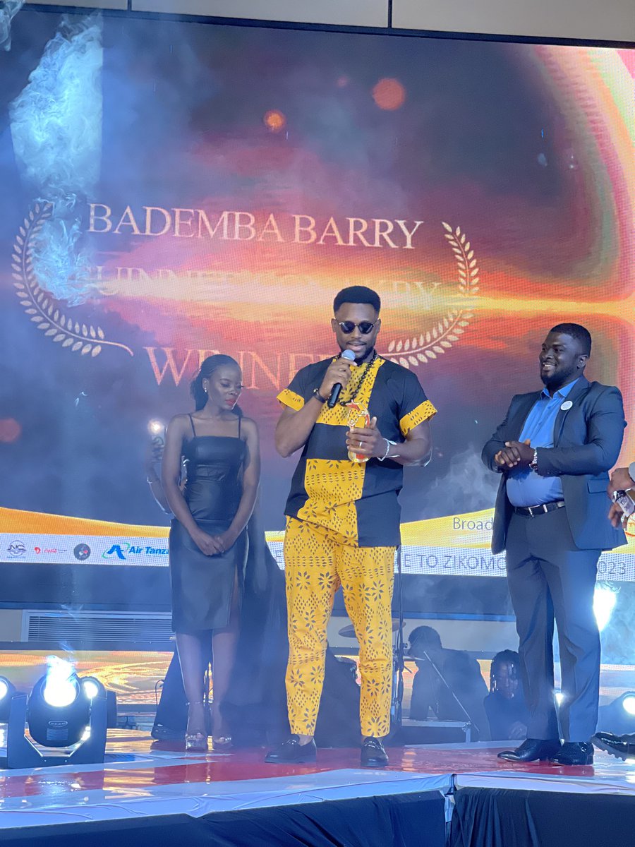 abbadembabarry's tweet photo. Merci la Guinée 🇬🇳 
Nous l’avons fait.
Meilleur journaliste de l’année aux Zikomo Africa Awards 2023.🇿🇲
Merci à tous ceux qui ont voté.
#langedelabonnehumeur❤️ https://t.co/yTRwEbAojO