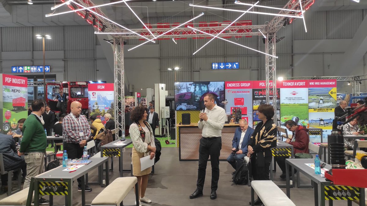 Solide Vertretung der 🇷🇴 Aussteller mit Machinen und Landtechnik bei #Agritechnica2023, das weltweit größte Treffen der Agrarbranche! Eine Freude, aufstrebende Unternehmen aus 🇷🇴 zu treffen.