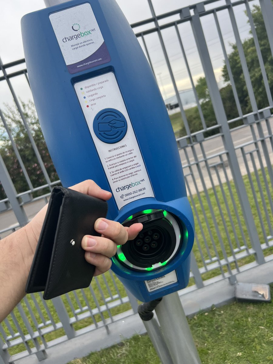 Argentinische Ladestation am Kansas Pilar Restaurant Nordroute außerhalb Buenos Aires.

Hab aber keine E-Fahrzeuge oder Plug-in-hybride gesehen bisher. Mit AC laden wird’s auch nicht weit gehen - aber immerhin der erste Fund.