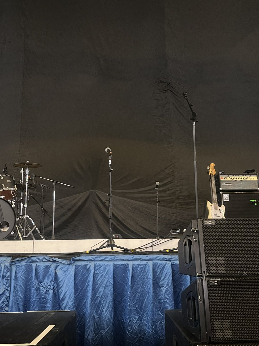 1975TOUpdates's tweet photo. We’re finally in the venue - WE DID IT. https://t.co/Ym8rN4U5OW