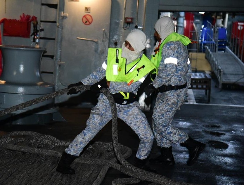 MPA_Timur's tweet photo. Tingkat intensiti.
Kapal-kapal TLDM mula meninggalkan Tambatan Pangkalan TLDM Kota Kinabalu bagi melalui fasa laut #OSTEX East Siri 2/23. Pelbagai evolusi memfokuskan aspek navigasi, ilmu kelautan dan peperangan bakal menguji ketangkasan warga #NavyPeople.
#NavyNews
#Kesiagaan https://t.co/MxstWMhRSQ