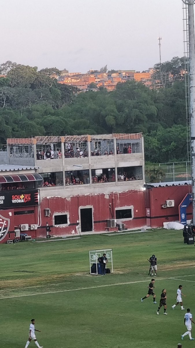 osvaldobrocoles's tweet photo. Top lugares INUSITADOS pra ver o jogo no BARRADÃO a thread 🧶

1 - CANTEIRO DE OBRAS DO CAMAROTE https://t.co/iPdWpH3pIr