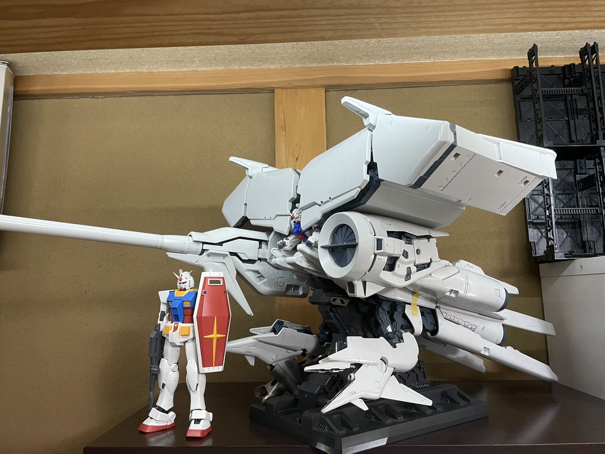 MERATAROU's tweet photo. 20年くらい前の発売日購入&パチ組のデンドロビウムの補修作業とスミ入れ完了。
うむ、1/100MG ガンダム2.0より強そう(^◇^;)
マスキングテープやクリップは補修したばかりなので数日間このままで。
20年押し入れの中だったので、コレからはずっと飾ろう。しかしデカい。
#gp03d #ガンダム #ガンプラ https://t.co/7Jg6Cl7Owz