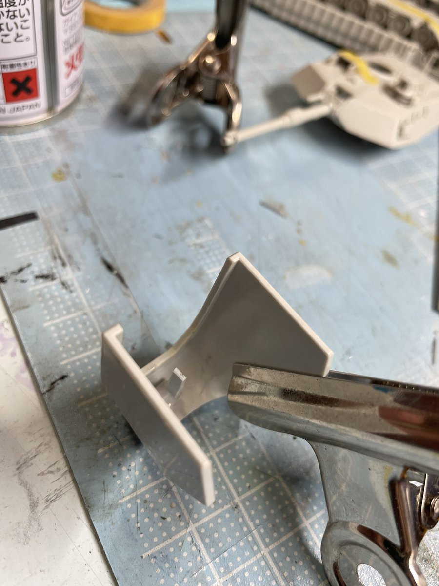 MERATAROU's tweet photo. 20年くらい前の発売日購入&パチ組のデンドロビウムの補修作業とスミ入れ完了。
うむ、1/100MG ガンダム2.0より強そう(^◇^;)
マスキングテープやクリップは補修したばかりなので数日間このままで。
20年押し入れの中だったので、コレからはずっと飾ろう。しかしデカい。
#gp03d #ガンダム #ガンプラ https://t.co/7Jg6Cl7Owz