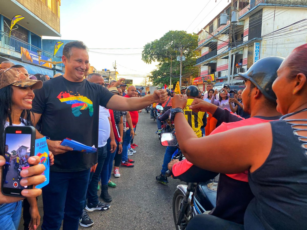 ¡Seguimos en la calle en la defensa de nuestro territorio Esequibo! Hoy desde Calabozo, en el municipio Francisco de Miranda, llevamos el mensaje a nuestra gente para continuar la lucha por lo que nos pertenece.