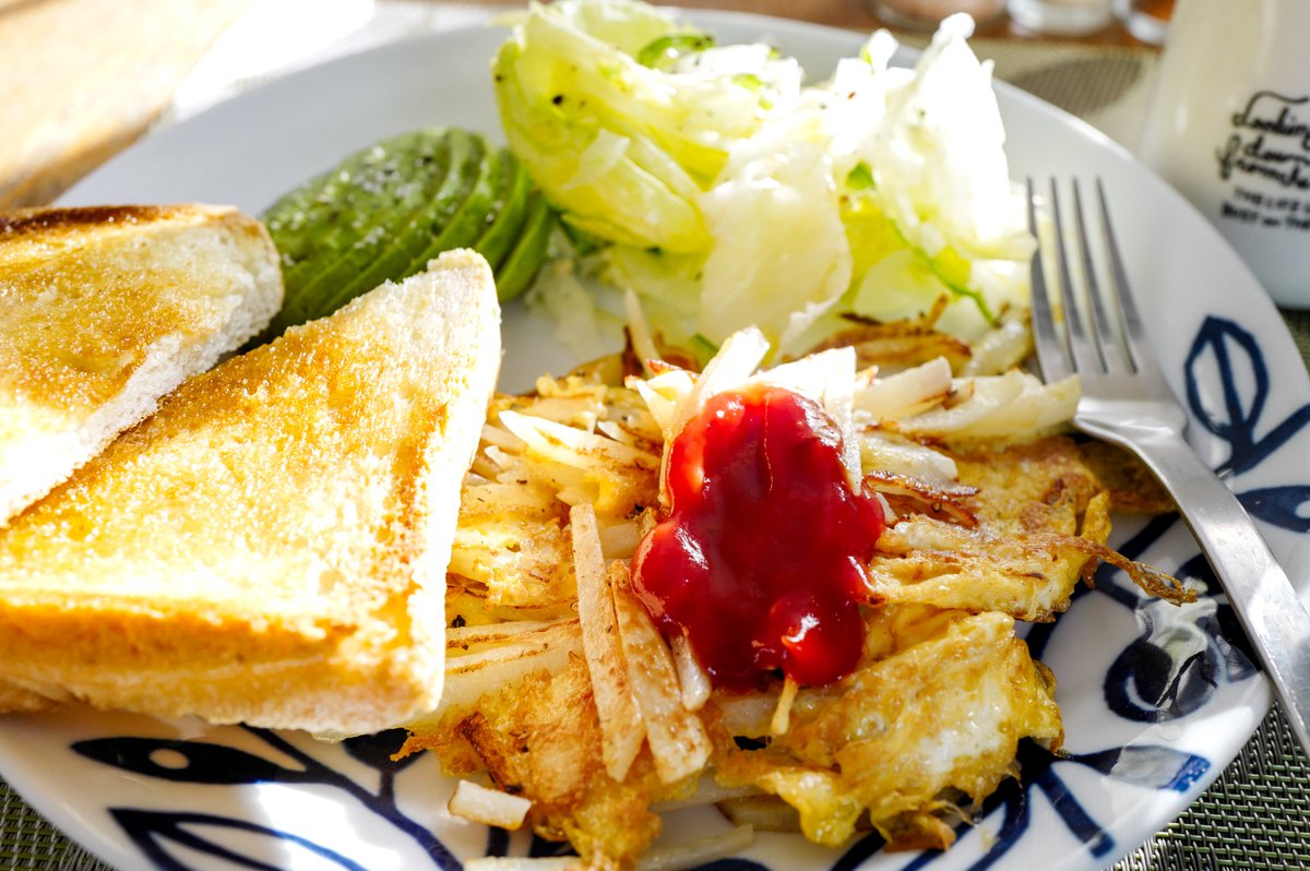 higehiro134's tweet photo. 今日は良い天気!
散歩3km後の朝食はハッシュドポテトの卵とじとサラダ。
#breakfastclub_shonan #breakfastplate #朝食 #ハッシュドポテト #運動の後の朝食は美味しい https://t.co/GP6JmvJdbf