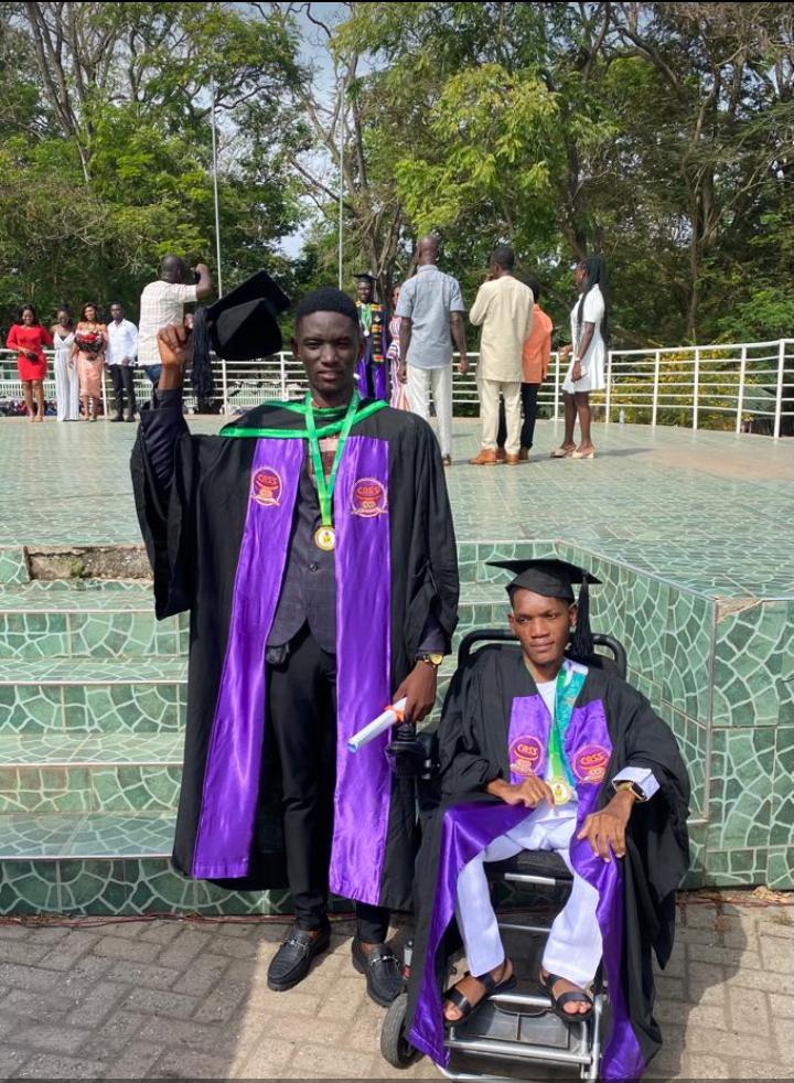 ef641229's tweet photo. A proud first class student of KNUST indeed Bright Disability is not Inability ❤️❤️🎉🎊😍😍 https://t.co/qo9QeutlAG