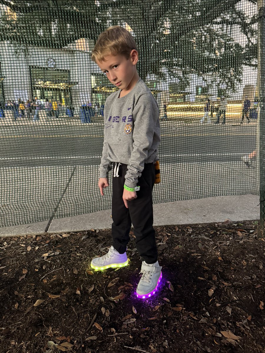 taylaffy's tweet photo. Lighting it up for Tiger Stadium! 🐯 #GeauxTigers #GameDay #ForeverLSU #LSUFootball @LSU @lsutaf @LSUfootball 🐅💟 https://t.co/YzTokEVUkC