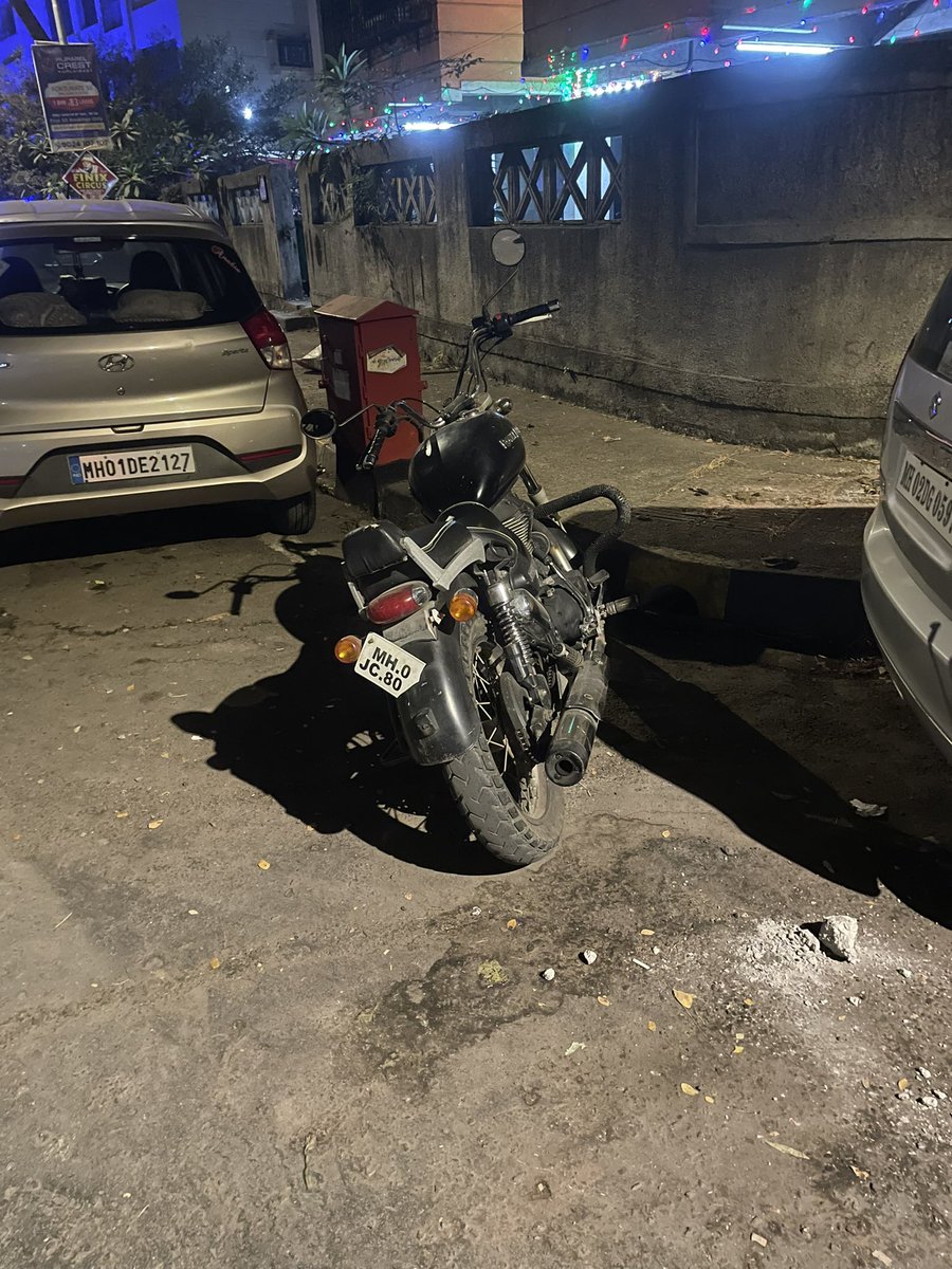 This bike is always parked near Building no 23, sneha chs, nehru nagar, kurla east. Purposely the number plate has been broken by the rider. 
<a href="/MumbaiPolice/">मुंबई पोलीस Mumbai Police</a>