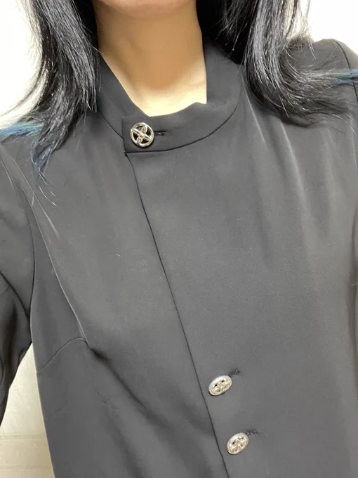 わいのお気に入りのブラウス、通販でS買ったのになんかちょっとでかかったブラウス、ぱんぴの叔母からは「ナニソレ、、何のコスプレ?」って言われたけどオタ友のもっちーには「呪術高専の制服みたいでかわいいね」って言われたので、もうオタクとしか話せねえという気持ちを新たにしたブラウス 