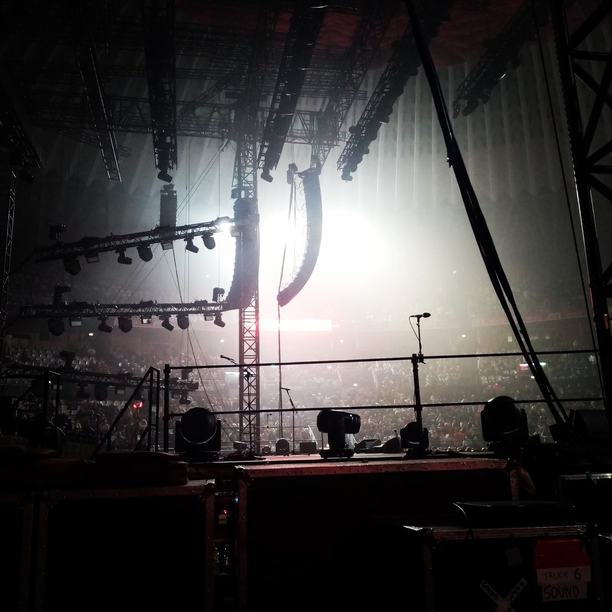 Giuseppe_Buemi's tweet photo. Stasera sotto il palco con Luciano e tutto il bar... 
Piccola stella senza cielo brilla ancora ✨
@ligabue #palalottomatica #Roma #Ligabue https://t.co/oJrAtUR6MX