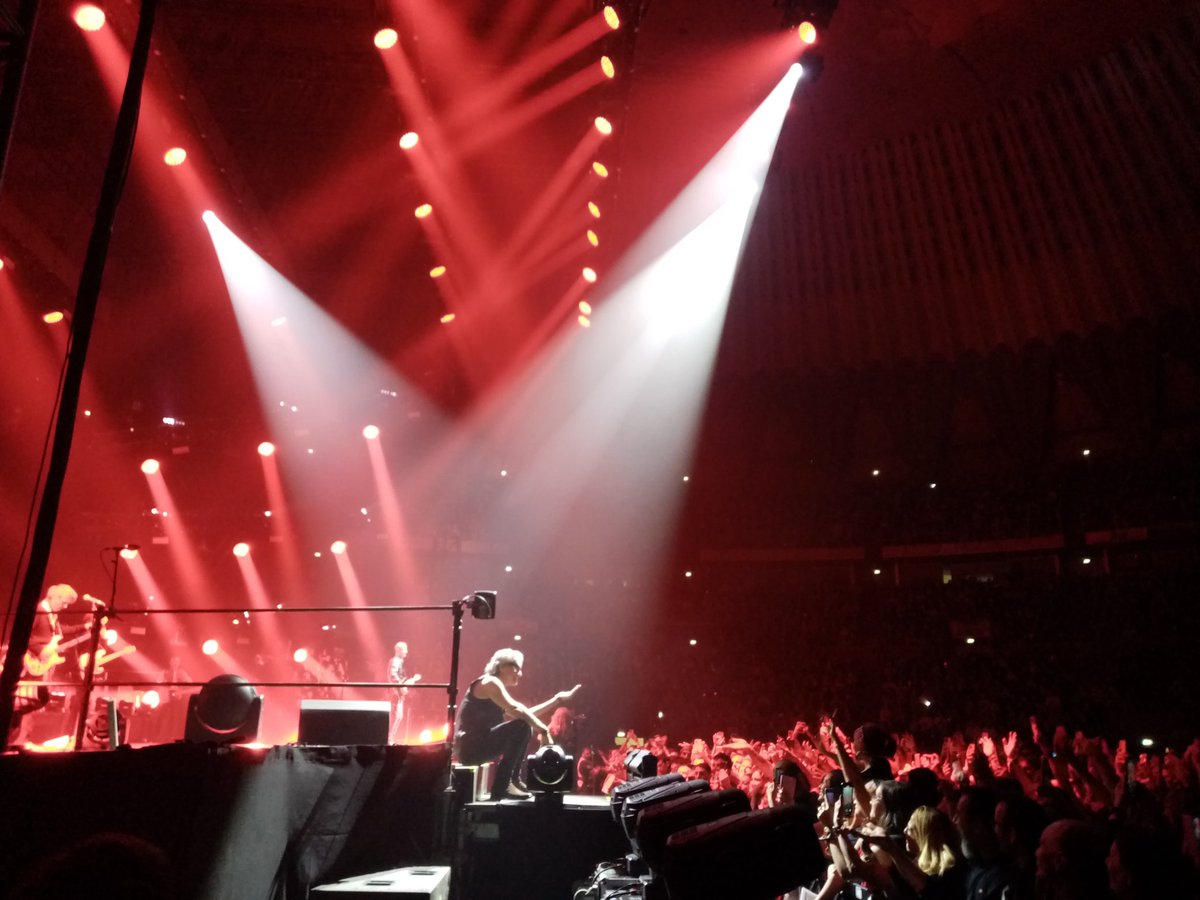 Giuseppe_Buemi's tweet photo. Stasera sotto il palco con Luciano e tutto il bar... 
Piccola stella senza cielo brilla ancora ✨
@ligabue #palalottomatica #Roma #Ligabue https://t.co/oJrAtUR6MX