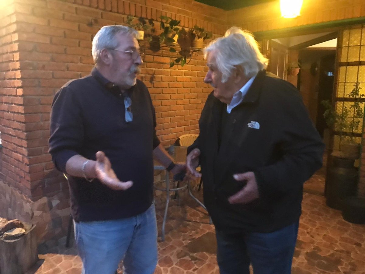 RobertoVinales's tweet photo. Siempre es bueno el reencuentro con viejos amigos,y compartir con Roger Waters https://t.co/tWm1FfVpxJ
