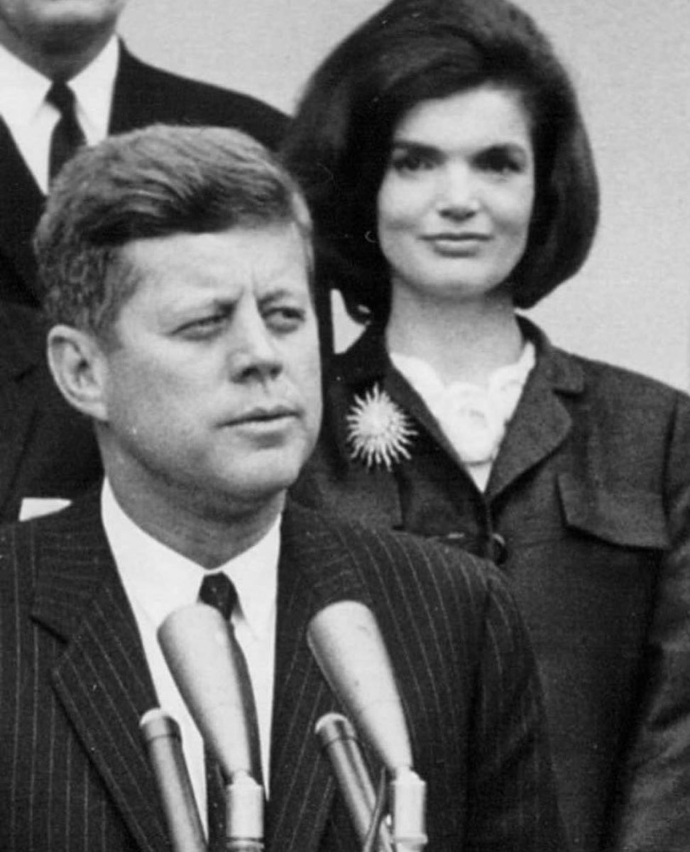 LeeHarvey63's tweet photo. I heard Jackie Kennedy is making the trip to Dallas tomorrow. She instantly doubles the crowd size when she shows up. I wonder if my friend George de Mohrenschildt will be here. He's very close with Jackie. In fact, she calls him 'Uncle George' https://t.co/jArlooFKgN