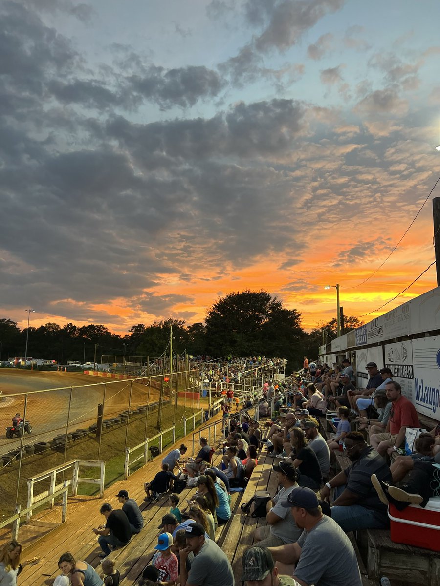 I have seen some of the most 𝐁𝐄𝐀𝐔𝐓𝐈𝐅𝐔𝐋 sunsets working races.

Sumter this summer with @Deitz22Nick and the @BlueRidgeOutlaw 

#BlueRidgeOutlaws | #ShortTrackSaturdayNight