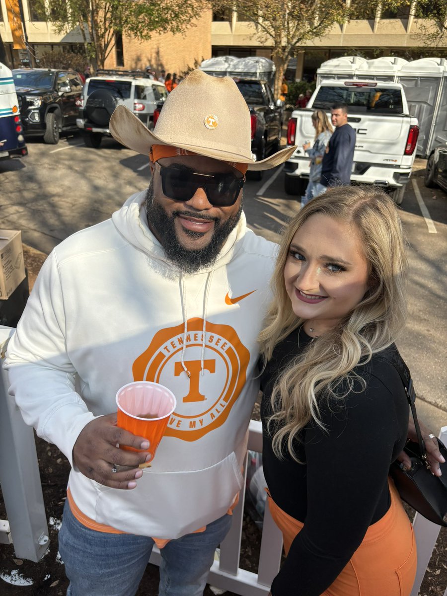 sharishopper's tweet photo. Highlight of the day Meeting Juice with my daughter @jabaridavis_VFL @Ms_s_slezzy https://t.co/nb4yEXsShs