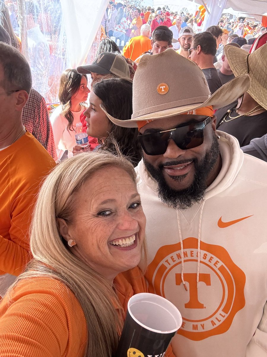 sharishopper's tweet photo. Highlight of the day Meeting Juice with my daughter @jabaridavis_VFL @Ms_s_slezzy https://t.co/nb4yEXsShs