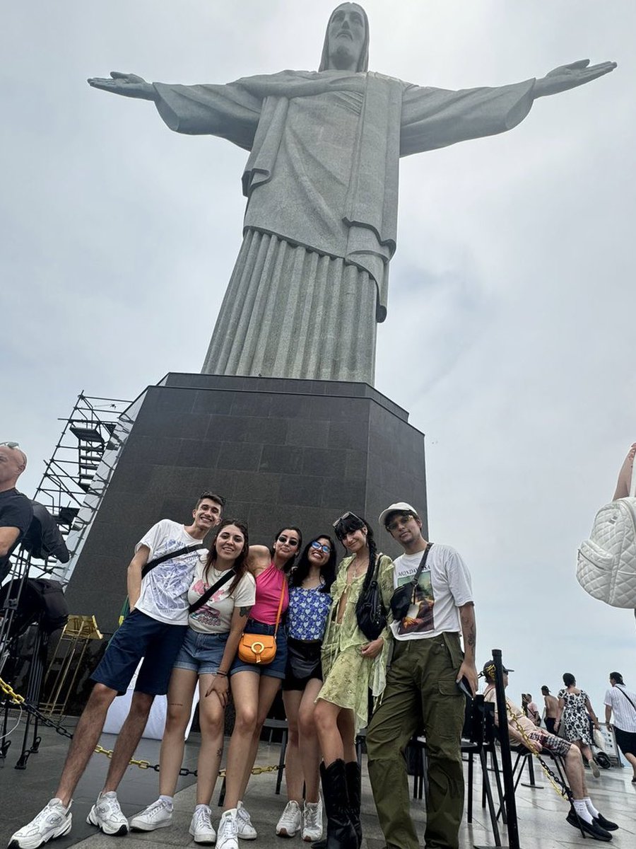 My friends and I have 6 tickets (cadeira sup. leste) for the Nov 20 show (Monday), we need to exchange them for the tomorrow’s show, please help us!!!!! 😭🙏🏻

We’re from Colombia and we leave Rio on Monday

<a href="/taylornation13/">Taylor Nation</a> <a href="/taylorswiftbr/">Taylor Swift Brasil</a> <a href="/taylorswift13/">Taylor Swift</a> #RioDeJaneiroTSTheErasTour