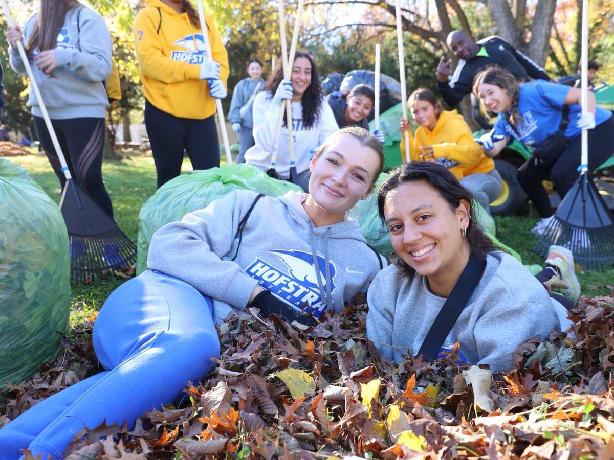 A special day with our favorite people! Loved taking part in Hofstra's Shake-A-Rake!

#PrideOfLI