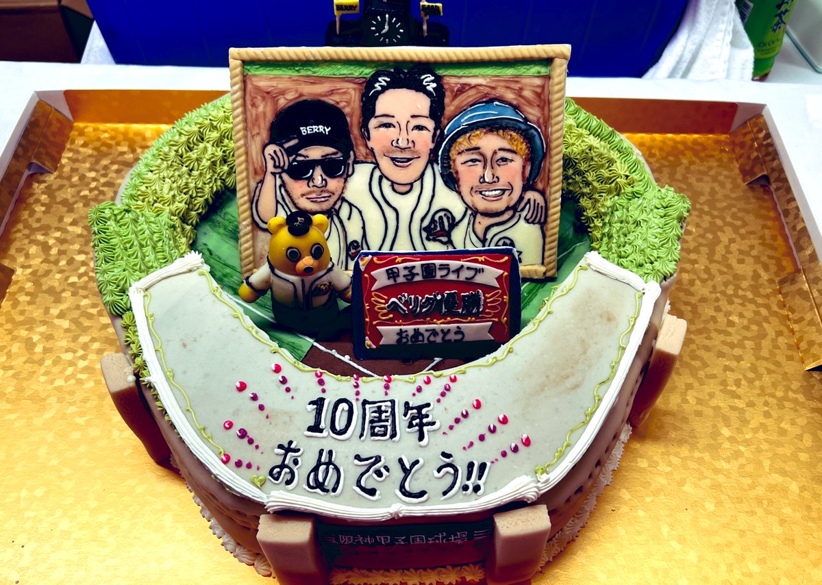 MOCA_OSAKA's tweet photo. 阪神甲子園球場にて、3万人のLIVE🔥

"伝説の1日"になりました㊗️🤝

夢のような、
最高に幸せな時間でした。

寒い中、本当にありがとうございました😭

またここから10年、
同い年3人と愉快な仲間たちと
夢を語っていきたいと思います🌈

#ベリーグッドマン https://t.co/dbwUQc6l8E