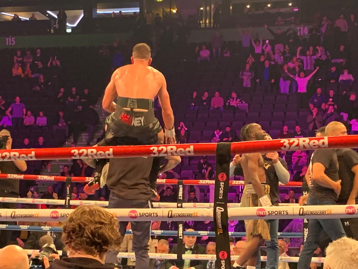 🥊🇬🇧 SUPERB HEANEY IS NEW BRITISH CHAMPION Nathan Heaney boxes superbly to upset the odds and defeat Denzel a Bentley here at Manchester Arena. Roared on by a raucous Stoke support, Heaney takes it by majority decision #BentleyHeaney #Magnificent7